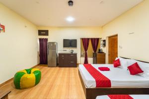 une chambre d'hôtel avec un lit et une télévision dans l'établissement Le Mission Stay, à Pondichéry