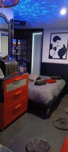 una camera con un letto e un comò con una valigia di LOVE ROOM Cabane des charmes a Andernos-les-Bains Altre 7 foto