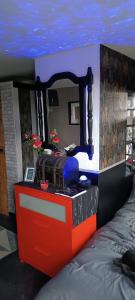 een slaapkamer met een bed en een dressoir met een spiegel bij LOVE ROOM Cabane des charmes in Andernos-les-Bains