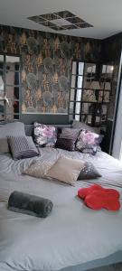 ein großes weißes Bett mit Kissen darüber in der Unterkunft LOVE ROOM Cabane des charmes in Andernos-les-Bains