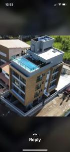 a building with a swimming pool on top of it at Confortável Apt Porto de galinhas 203 in Porto De Galinhas