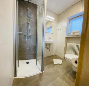 y baño con ducha y aseo. en Ferienwohnung Kircher, en Obermaiselstein