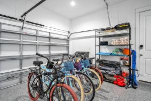 Imagen de la galería de Spacious home 1/2 mile to beach - Bikes - Fire Pit Table - Beach Gear - Infinity Table, en Inlet Beach