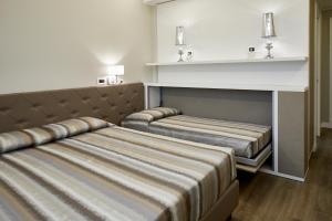 A bed or beds in a room at La Perla