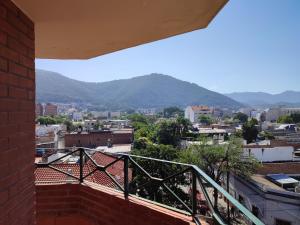 balcón con vistas a la ciudad y a las montañas en Edificio Dean Funes 321 en Salta