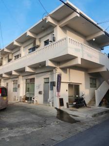 budynek z motocyklem zaparkowanym przed nim w obiekcie Panari w mieście Miyako-jima