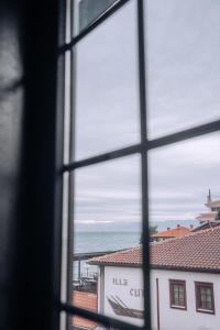 una ventana con vistas al océano en Lihnidos Square en Ohrid