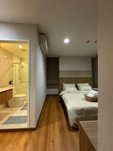 een slaapkamer met een bed en een badkamer met een toilet bij Best BKK city view 2 Beds 58sqm (5 mins from BTS) in Bangkok