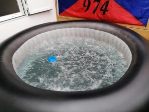 basen wody z niebieską kulą w obiekcie Kaela spa balneo w mieście Le Port