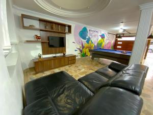 sala de estar con sofá y mesa de billar en Casa EstadioMed en Medellín