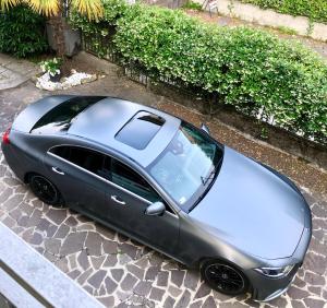 un coche plateado estacionado al lado de una calle en Appartamento villatorretta24 en Riva del Garda