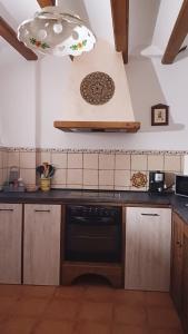 Kuchyňa alebo kuchynka v ubytovaní Casas Rurales Maribel - Complejo Alcalá del Júcar