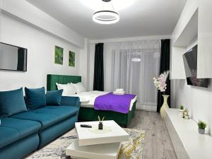 un soggiorno con divano e letto di Coresi Mall Area Studios & Apartments by GLAM a Braşov