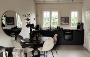 a dining room with a table and chairs and a mirror at Huisje aan de Vecht in Loenen aan de Vecht