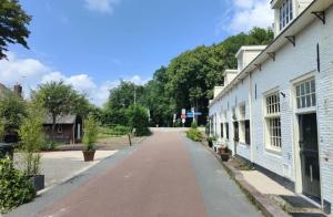 an empty street in a town with white buildings at Huisje aan de Vecht in Loenen aan de Vecht