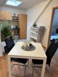 een witte tafel en stoelen in de woonkamer bij Wohnung in Bad Münder am Deister in Bad Münder am Deister