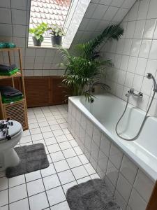 een badkamer met een bad en een toilet bij Wohnung in Bad Münder am Deister in Bad Münder am Deister