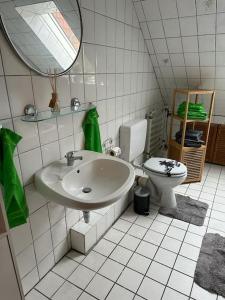 een badkamer met een wastafel en een toilet bij Wohnung in Bad Münder am Deister in Bad Münder am Deister