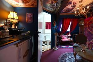 a room with purple walls and a room with a dining room at Charme baroque/Séjour romantique in Mons