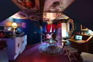 a living room with blue walls and a table at Charme baroque/Séjour romantique in Mons
