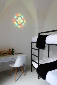 CarmianoにあるCorte Dei Grazianiのベッドルーム1室(ベッド1台、椅子、テーブル付)