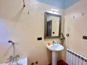 een badkamer met een wastafel en een spiegel aan de muur bij Habitación Onda con piscina privada in Ciudad Quesada