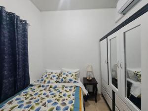 una piccola camera con letto e cassettiera di Gregorio Houses 