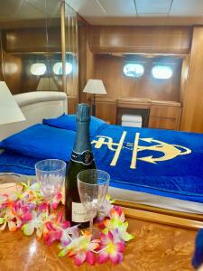 - une bouteille de vin et deux verres sur une table dans une chambre dans l'établissement Yacht Marseille, à Marseille