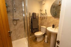ein Bad mit einem WC, einer Dusche und einem Waschbecken in der Unterkunft Oulton House - Beautiful Restored 2 Bedroom Property in Spofforth in Spofforth