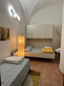 1 dormitorio con 2 camas y lámpara. en Appartamento Corte nel Grano, en Rovereto