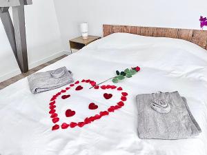 Łóżko lub łóżka w pokoju w obiekcie L’appartement du Fayé avec jacuzzi privé