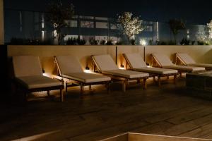 a row of chairs lined up in a row at Exclusivo, lujoso y nuevo apartamento en zona 10 in Guatemala