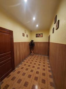 un corridoio vuoto con porta e pavimento piastrellato di Arnautskaya apartments a Odessa