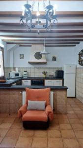 una silla sentada en medio de una cocina en Casas Alcala, en Alcalá del Júcar