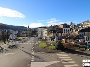 eine leere Straße in einer Kleinstadt mit Häusern in der Unterkunft LA BOURBOULE CENTRE - Beau T2 rénové, wifi et cuisine équipée - FR-1-608-159 in La Bourboule