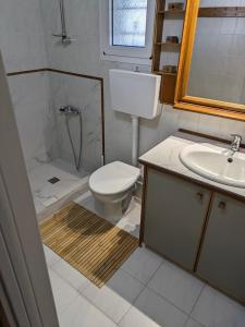 a bathroom with a toilet and a sink at Sea View Roof Garden in Kiáton