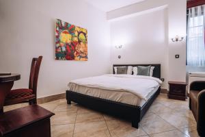 1 dormitorio con 1 cama en una habitación con piano en Lihnidos Square en Ohrid