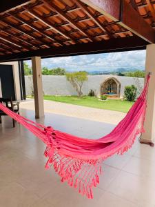 a pink hammock in a room with a view at Recanto NS Aparecida in Socorro