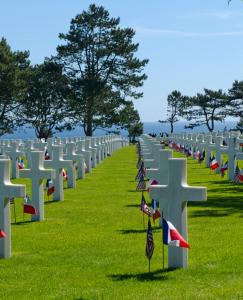 Une rangée de tombes avec des drapeaux américains dans l'herbe dans l'établissement Omaha beach les braves, à Saint-Laurent-sur-Mer