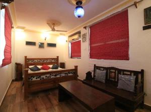 a room with a bed and a coffee table in it at Yogis Guest House in Jodhpur