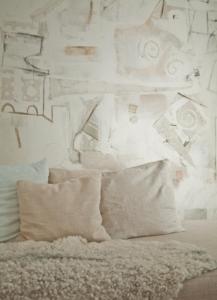 - un lit avec deux oreillers et un mur blanc dans l'établissement Alapiha Apartments, à Tammisaari