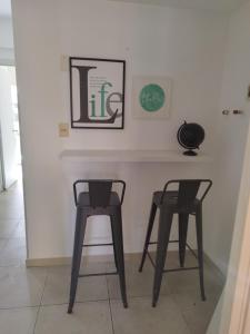 duas cadeiras e uma mesa num quarto em Excelente ubicación!!! em Montevidéu