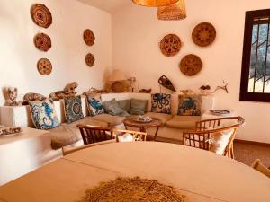 sala de estar con sofá, mesa y sillas en Villa sul Mare Calalunga Calasetta Sant Antioco, en Calasetta