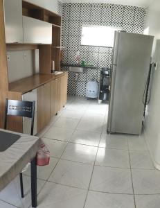Apartamento Central Privativo في بوا فيستا: مطبخ مع ثلاجة وأرضية من البلاط