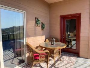 eine Terrasse mit einem Tisch und Stühlen auf dem Balkon in der Unterkunft Bearadise Dreams in Pigeon Forge