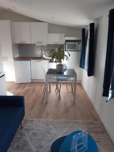 une cuisine avec une table et une plante. dans l'établissement Niort au bord de l'eau 3, à Niort