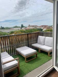 a balcony with two lounge chairs and a table at Appartement chaleureux - Meaux in Meaux +10 photos