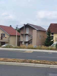 een rij huizen aan de straatkant bij BIANCA LuX in Kraljevo