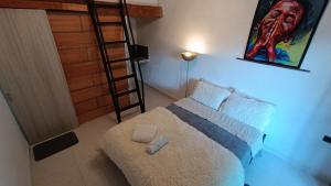 Un dormitorio con una cama con una escalera. en Hotel Marrokos Aeropuerto JMC, en Rionegro