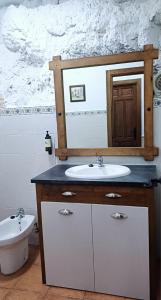 y baño con lavabo y aseo. en Casas Alcala, en Alcalá del Júcar